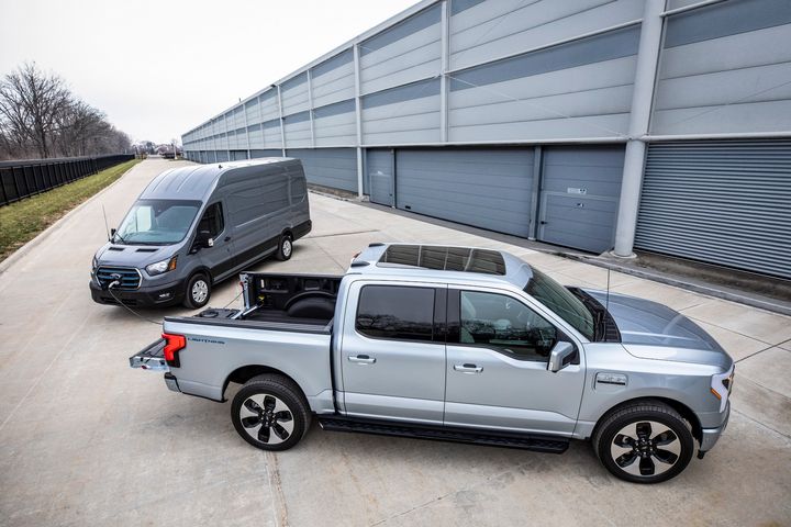 فورد نسخه برقی و هیبریدی F-150 را به قابلیت شارژ معکوس مجهز میکند