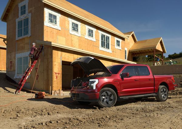 فورد نسخه برقی و هیبریدی F-150 را به قابلیت شارژ معکوس مجهز میکند