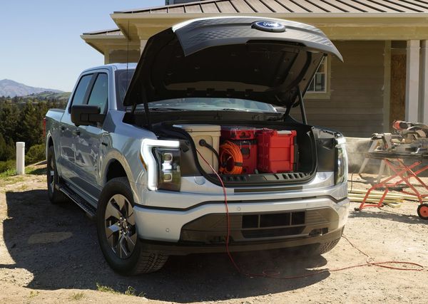 فورد نسخه برقی و هیبریدی F-150 را به قابلیت شارژ معکوس مجهز میکند