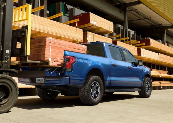 فورد نسخه برقی و هیبریدی F-150 را به قابلیت شارژ معکوس مجهز میکند